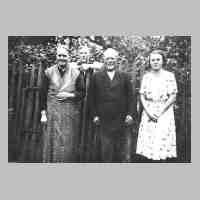 062-0014 Altbaeuerin Maria Marquardt, Sohn Kurt, Senior Heinrich und Tochter Maria in den dreissiger Jahren..jpg